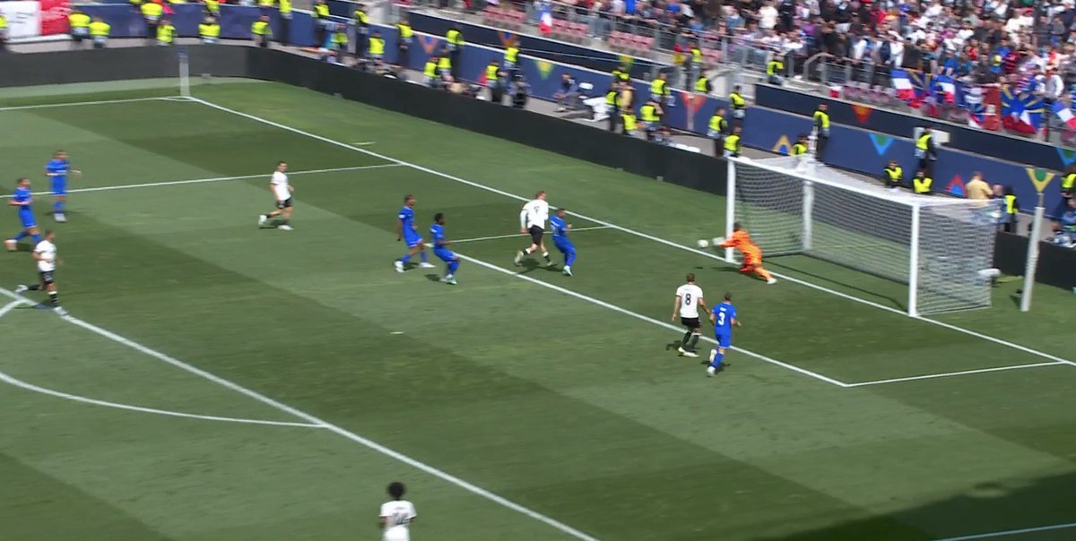 📸 - GREAT SAVE MAIGNAN, ONCE AGAIN!