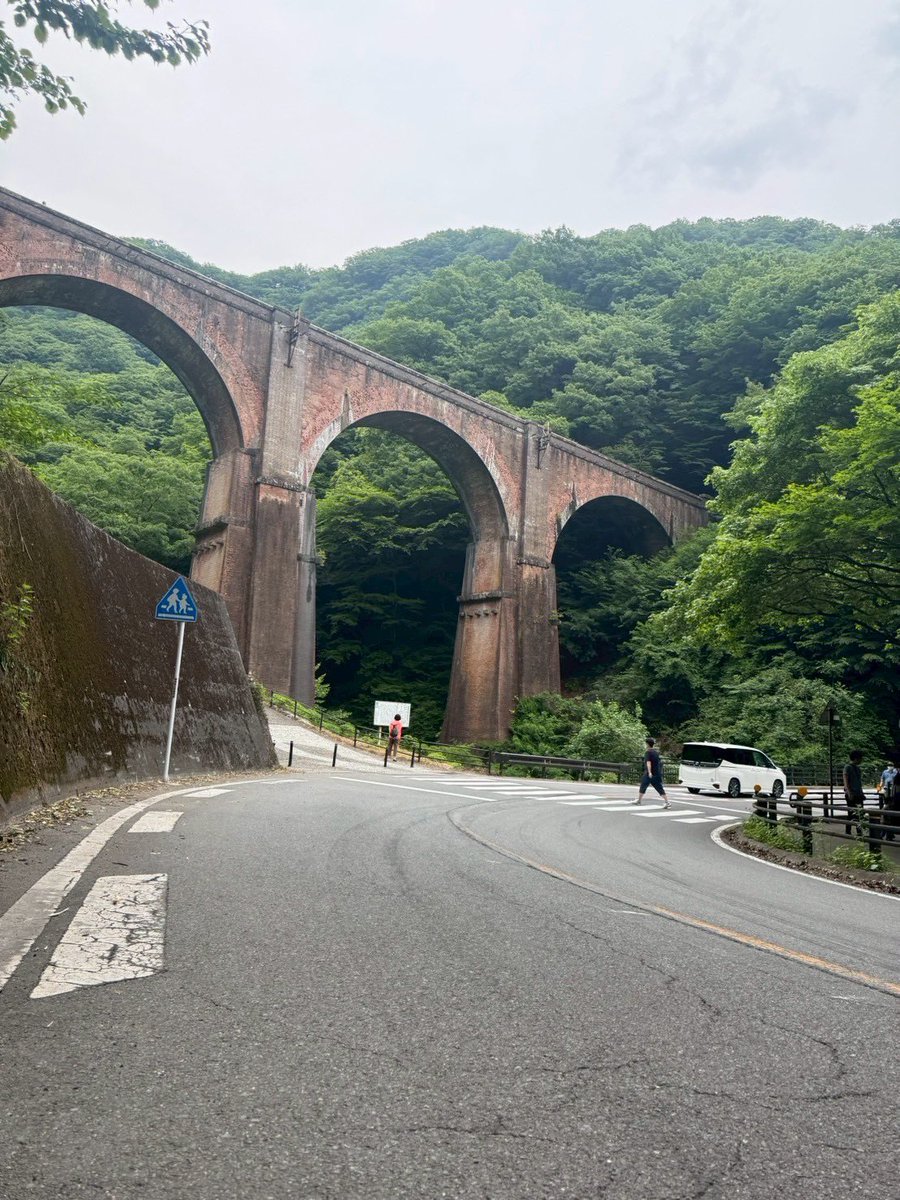 naoKT33's tweet photo. 県境に建ってる珍しい神社で水おみくじと運試し矢投げして楽しかった👍
お賽銭長野県と群馬県で分かれてたので私長野県側みおちゃん群馬県側でお参り⛩️
イニシャルDの聖地碓氷峠からの眼鏡橋と碓氷湖
変な態勢で写真撮られた🤣
突発のツーリング付き合ってくれてありがと😍
本日の総距離721㌔ https://t.co/R9PVR2WPqI