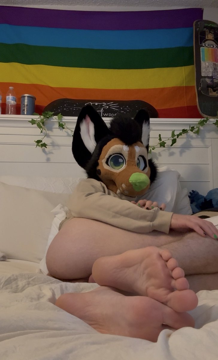 Sundays are for sweaty smelly socks, no wait sweaty smelly soles… erm wait no Sundays are for uhh both? 🤤😩
 Which side are yall on, socks or soles or both?😏 

 Yall already know I’m a slut for socks personally🧦
#Murrsuiter