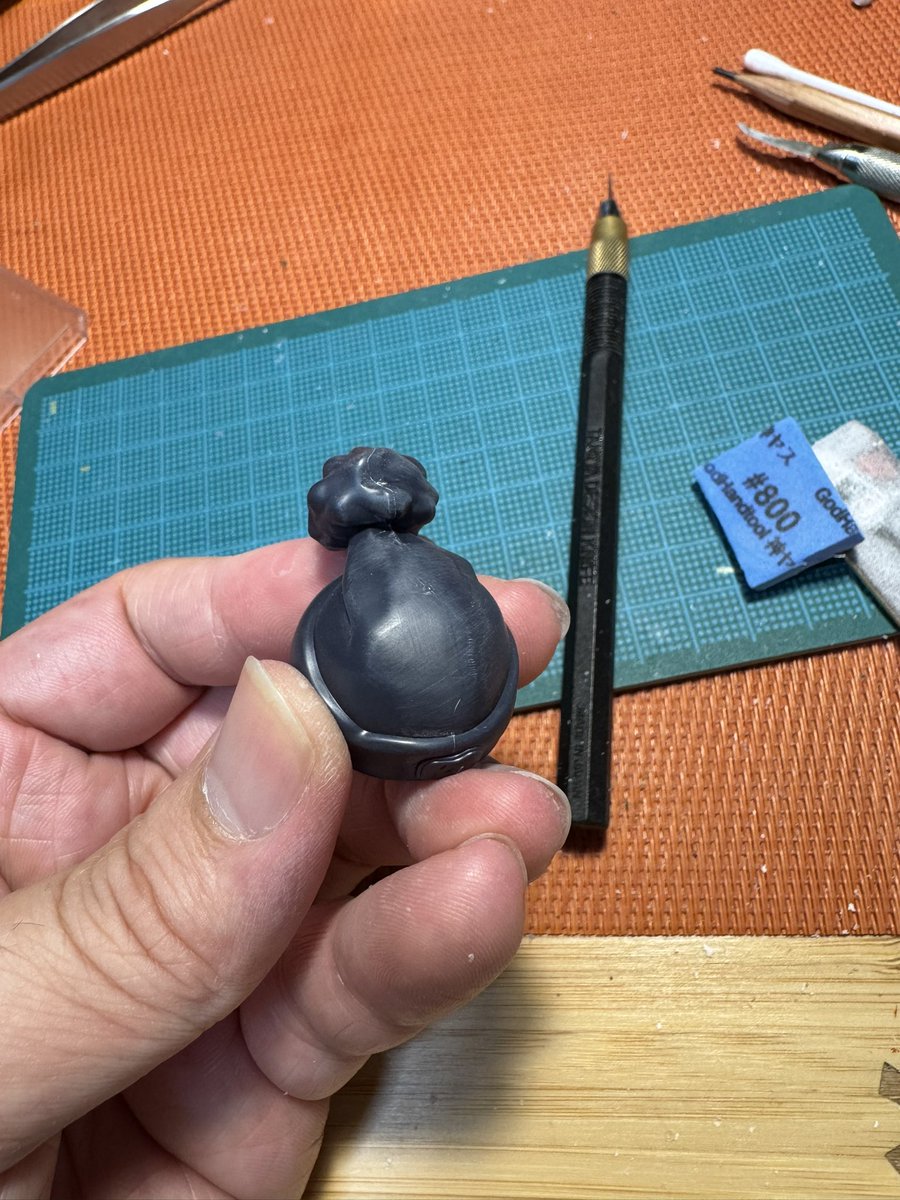 晩飯って、合わせ目消したところの処理処理。

割と良い感じに消えましたな！
あとはちびちびゲートの処理して、顔はクリアコート🆑

ハロの帽子も合わせ目をナッシングにします。
マチュ、ミガキスギダー！！（腱鞘炎🩹）