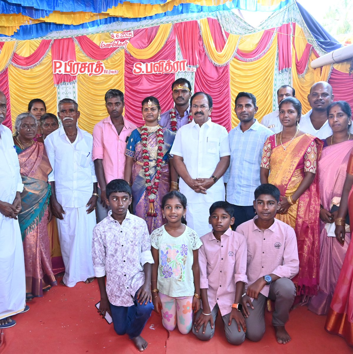 சேலம் அரசு போக்குவரத்துக் கழக தொழிலாளர் முன்னேற்ற சங்க பொதுச் செயலாளர், முன்னாள் பேரவை செயலாளர் தெய்வத்திரு.C.பெருமாள்- சித்ரா அவர்கள் மகனின் திருமண வரவேற்பு நிகழ்ச்சியில் கலந்து கொண்டு மணமக்களை வாழ்த்தினேன்.