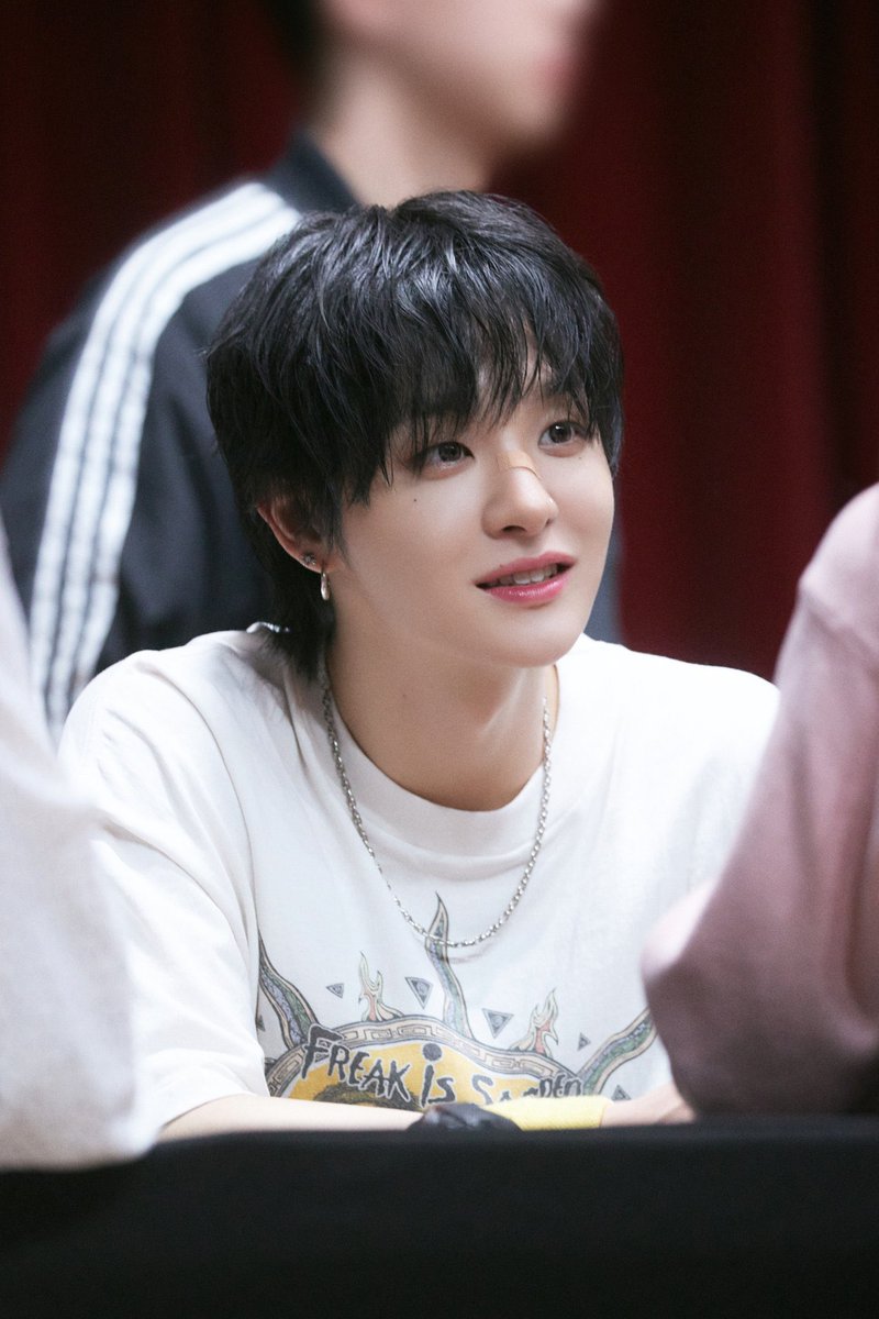 Walau hanya sekejap bertukar pandang, sinar kasih dalam matamu dan kisah riang yang kaulantunkan dengan suara memesona tetap terpatri abadi dalam ingatanku. Aku sungguh tiada jemu menjalani semua ini.