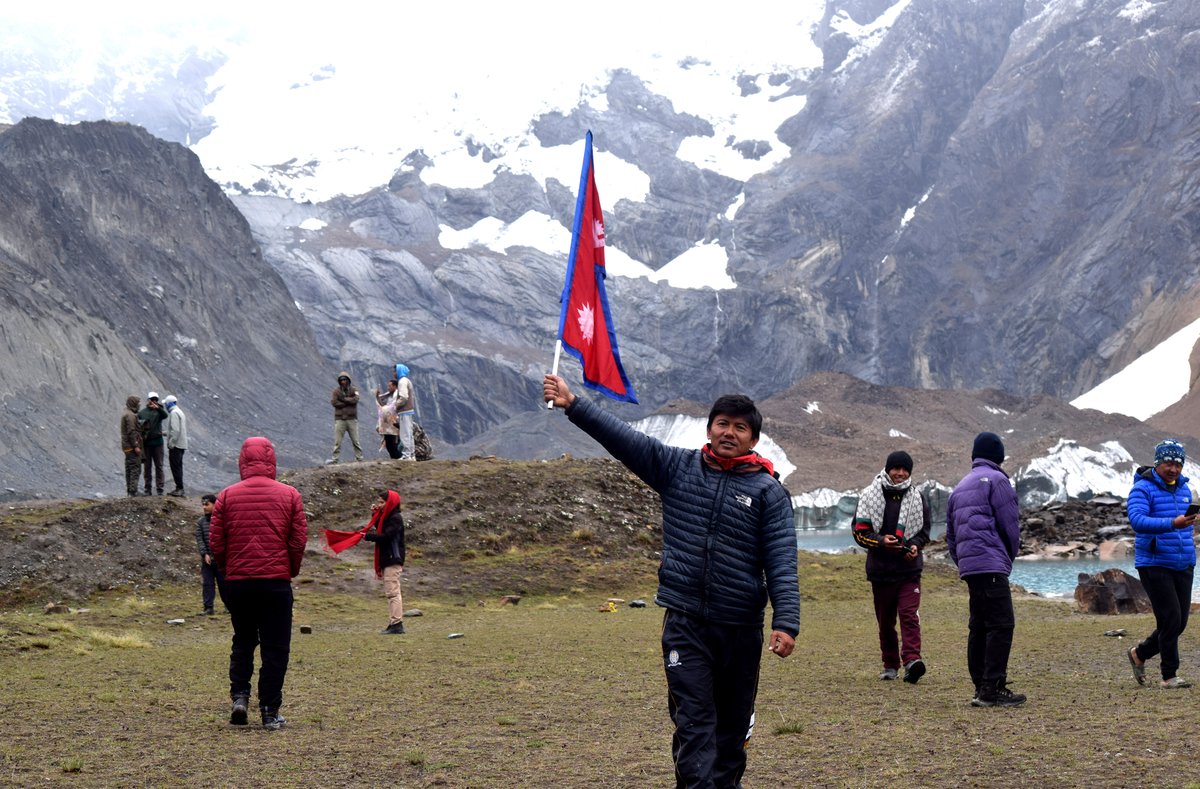 म्याग्दीको अन्नपूर्ण गाउँपालिका–४ नारच्याङमा अवस्थित अन्नपूर्ण प्रथम हिमालको आधार शिविरमा रमाउँदै गरेका पर्यटक। पछिल्लो समय अन्नपूर्ण आधार शिविर आन्तरिक पर्यटकको रोजाइमा पर्ने गरेको छ। तस्बिरः कमल खत्री/रासस
