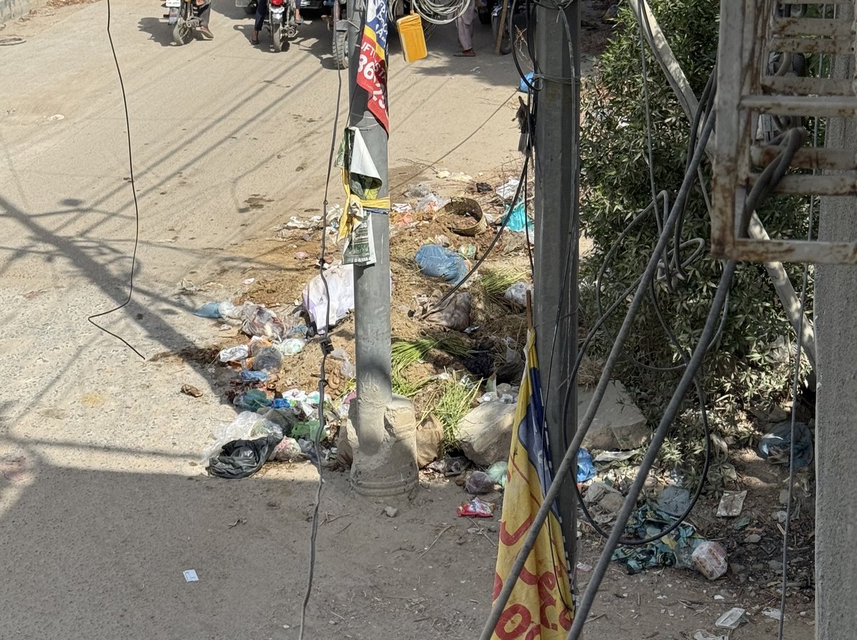 ThattObserverr's tweet photo. @KmcPakistan @Daniyal87952677 @SMoazzamQureshi Please send your team. It’s stinking and unbearable. https://t.co/YZ1IAksDLi