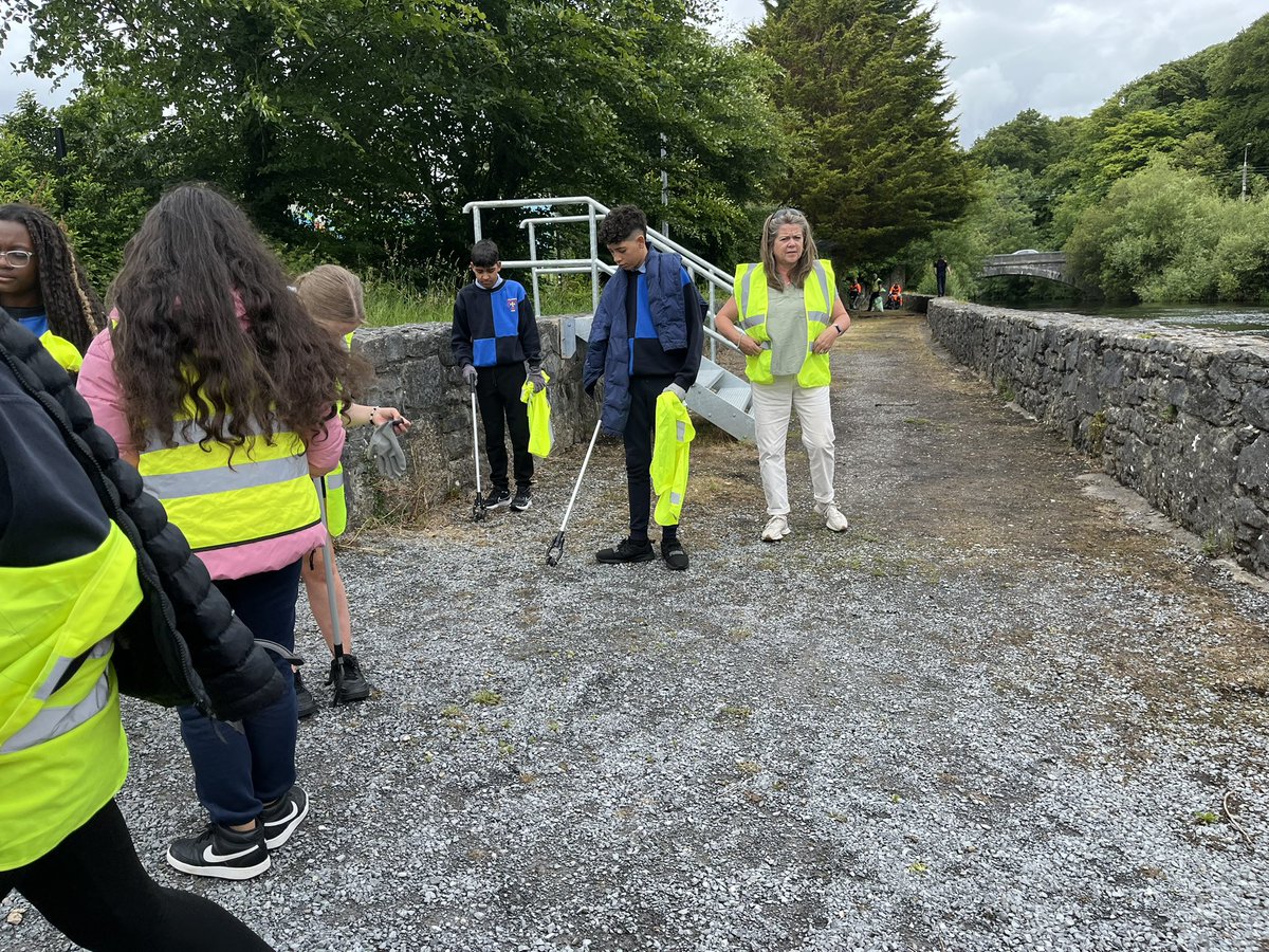 Scoil Chríost Rí Ennis Co Clare (@criostri) on Twitter photo Working together to keep our riverbank beautiful and healthy! 🐟🌿
Thanks Clare Civil Defence for helping us. <a href="/EnnisTidyTowns/">Ennis Tidy Towns</a> <a href="/GreenSchoolsIre/">Green-Schools</a> <a href="/ClareCoCo/">Clare County Council</a> <a href="/MaryHoward2009/">Mary Howard</a> Working together to keep our riverbank beautiful and healthy! 🐟🌿
Thanks Clare Civil Defence for helping us. <a href="/EnnisTidyTowns/">Ennis Tidy Towns</a> <a href="/GreenSchoolsIre/">Green-Schools</a> <a href="/ClareCoCo/">Clare County Council</a> <a href="/MaryHoward2009/">Mary Howard</a>