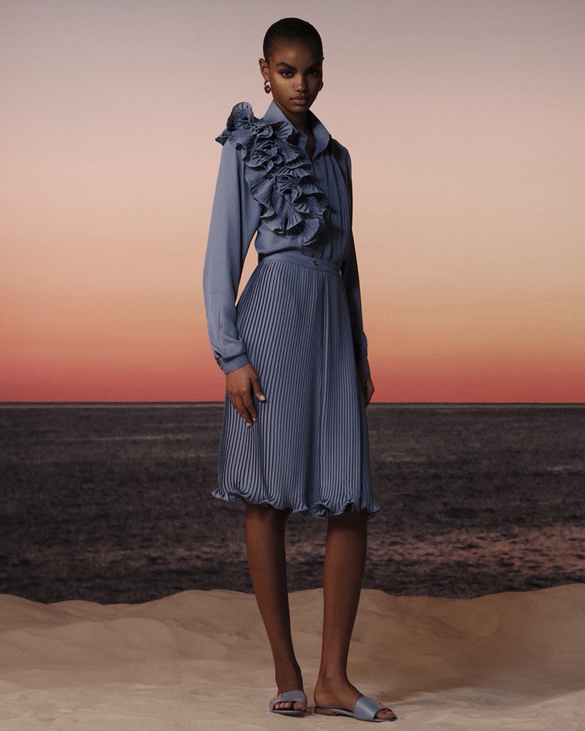 ElieSaabWorld's tweet photo. Pleated chiffon softens the silhouette, adding a sense of ease to everyday dressing.
Shop the Summer Escapade collection in all boutiques and on https://t.co/VtXUQrYHVa.
#ELIESAAB
#SUMMERESCAPADE https://t.co/T2j7Xy5UbA