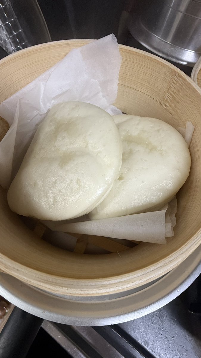 夜ご飯パオがいいって…
急遽セイロ。。。蒸ししました😘

食べたいものがいつも急すぎて予測付かないクセ強い娘に振り回されてる。

案の定足りなくて冷やし中華作りましたとさ…

明日のサンドイッチ🥪弁当用に無添加ハムつくってたのに。
それすら全部食べられた🥹