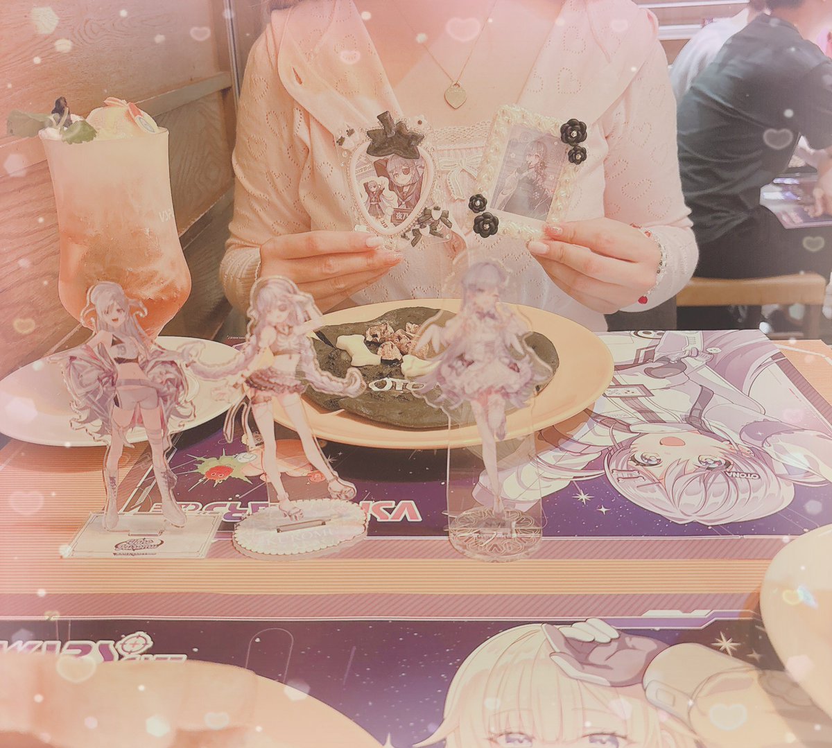 shi_o_cha_'s tweet photo. いちごちゃんとぶいすぽカフェ( ՞ෆ  ̫ ෆ՞ )
ドリンクいっぱい頑張ったね🥹🤍
えまパンおいしかったです！推しが尊い🩵
すきなもの同じでとっても幸🫶 https://t.co/SzW6zMvRUs
