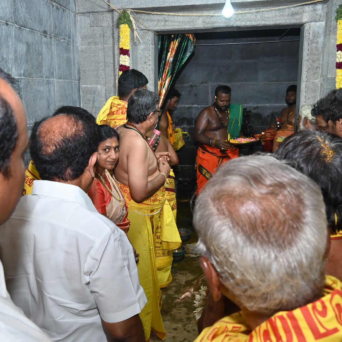 சேலம்-சீலநாயக்கன்பட்டி ஊத்துமலை 
ஸ்ரீ சாமுண்டீஸ்வரி அம்மன் நூதன கல்ஹார ஆலய குடமுழுக்கு விழாவில் கலந்து கொண்டேன்.இந்நிகழ்வில் கழக உடன்பிறப்புகள், பொதுமக்கள் கலந்து கொண்டனர்.