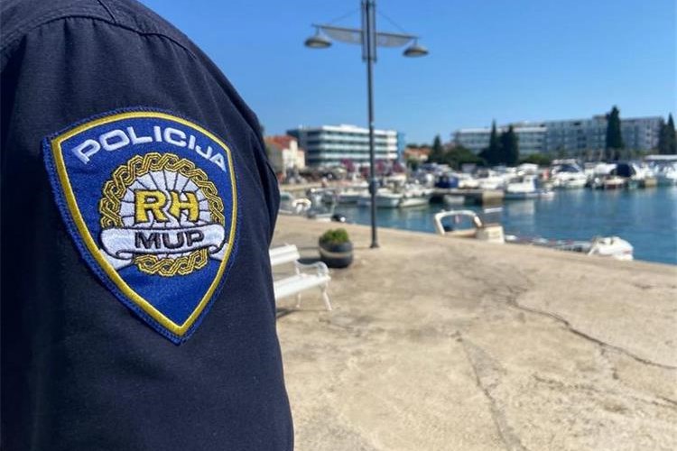 Pripazite na svoje stvari na plaži!

➡️Policija apelira na građane i turiste da budu oprezniji sa svojim  stvarima te da na plažu ne nose veće količine novca, vrijedan nakit ili  druge skupocjene predmete

Više🔗tinyurl.com/48z3a33f