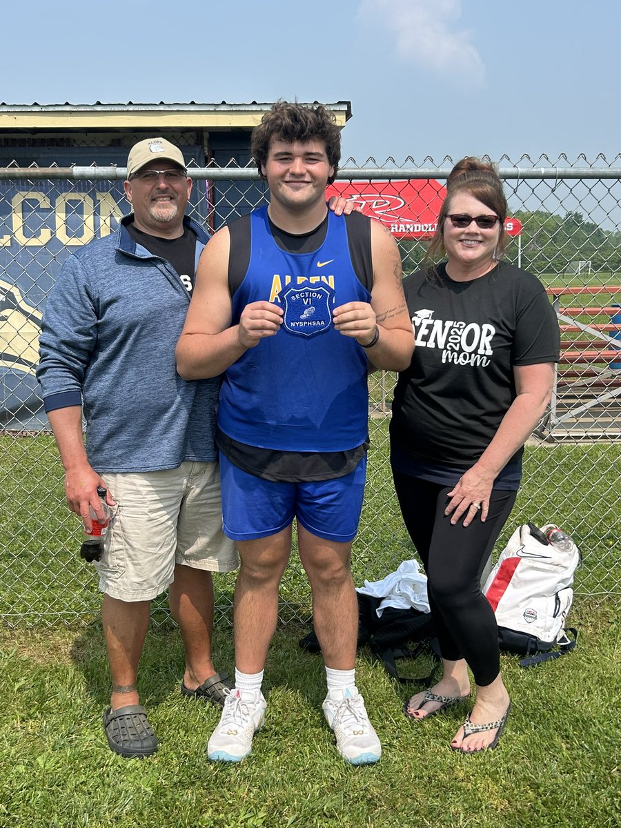 RobbieWestmill1's tweet image. I’m going to states!! I took 🥇 at sectionals and have punched my ticket to Middletown!! Super excited to represent section 6 for Shot put!!