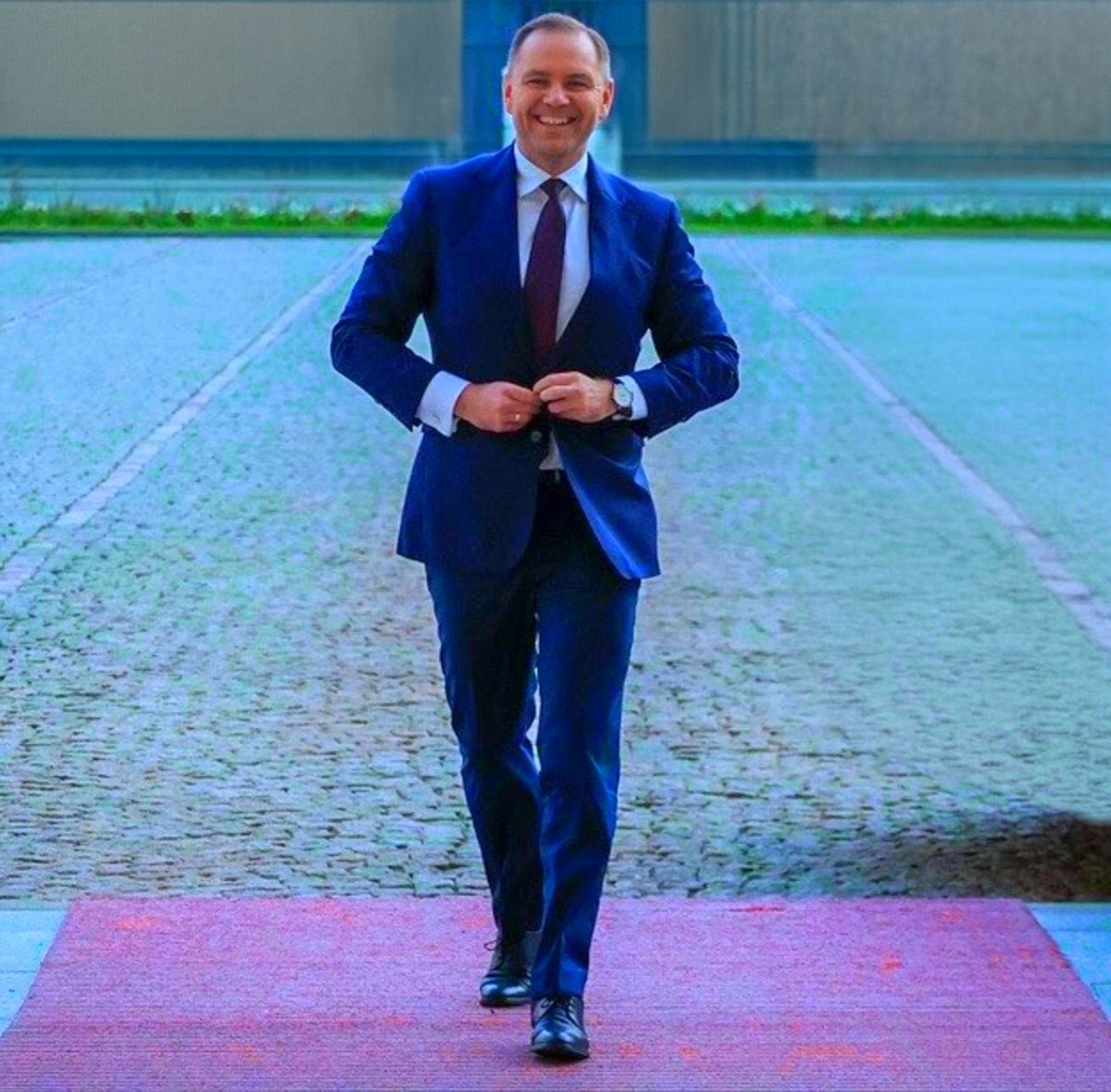 Kim jest PREZYDENT RZECZYPOSPITEJ POLSKIEJ dr Karol Nawrocki? 🇵🇱
Karol Nawrocki uzyskał doktorat z nauk humanistycznych na Uniwersytecie Gdańskim, ukończył studia podyplomowe International MBA in Strategy na Politechnice Gdańskiej.
Tytuł rozprawy doktorskiej Nawrockiego: "Opór