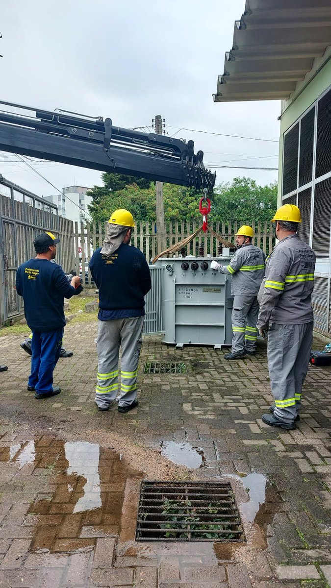 dmaepoa's tweet photo. ⚠️ Novo transformador está sendo instalado na Estação de Bombeamento Cascatinha.

‼️ Acionamento dos motores será possível quando esta etapa do serviço for concluída. https://t.co/Efsc44veNc