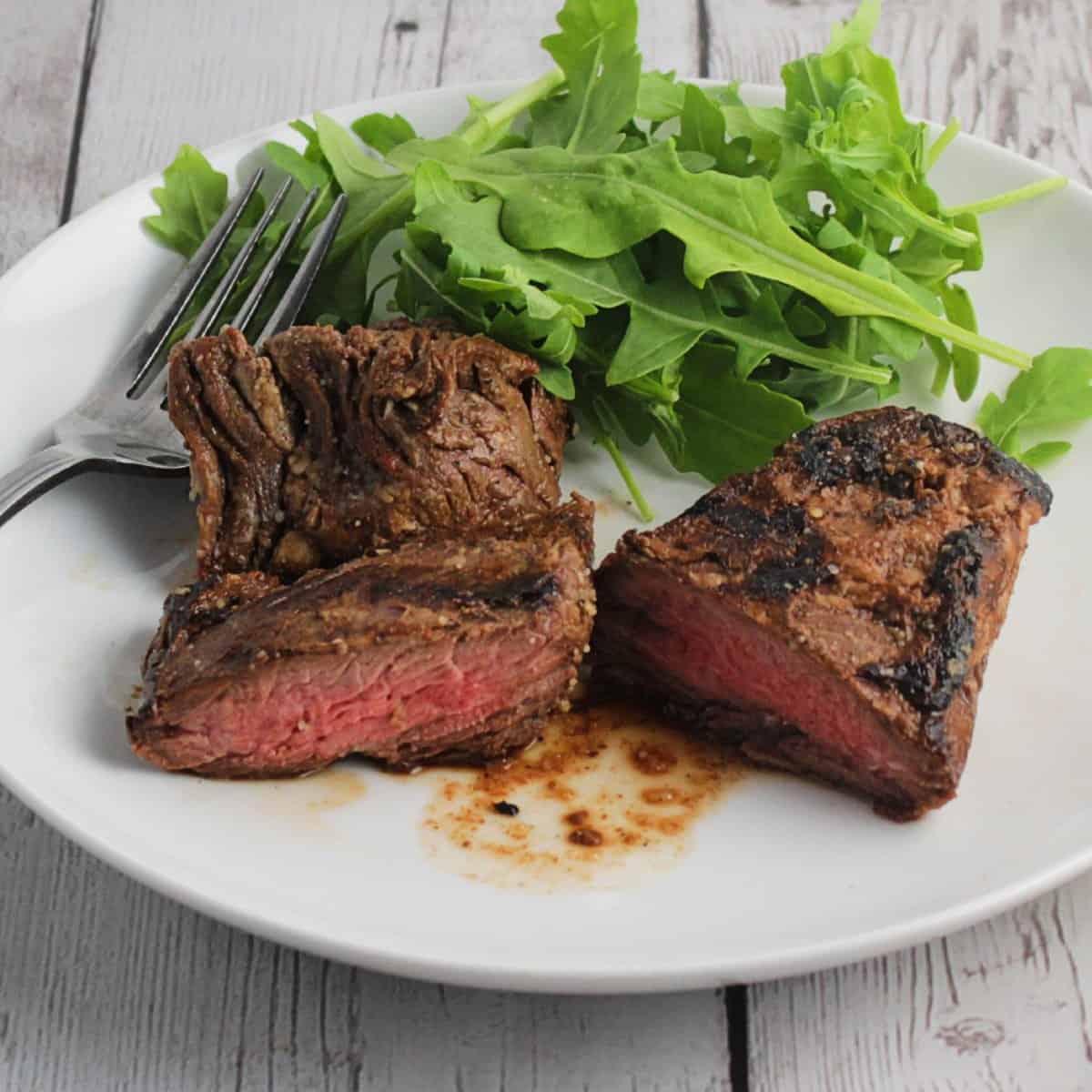 A flavorful marinade makes these Easy Grilled Steak Tips a delicious recipe from the grill! Needs less than 10 minutes of grilling time. Perfect for #FathersDay or any time you're in the mood for some delicious grilled beef. #grilling 

cookingchatfood.com/easy-grilled-s…