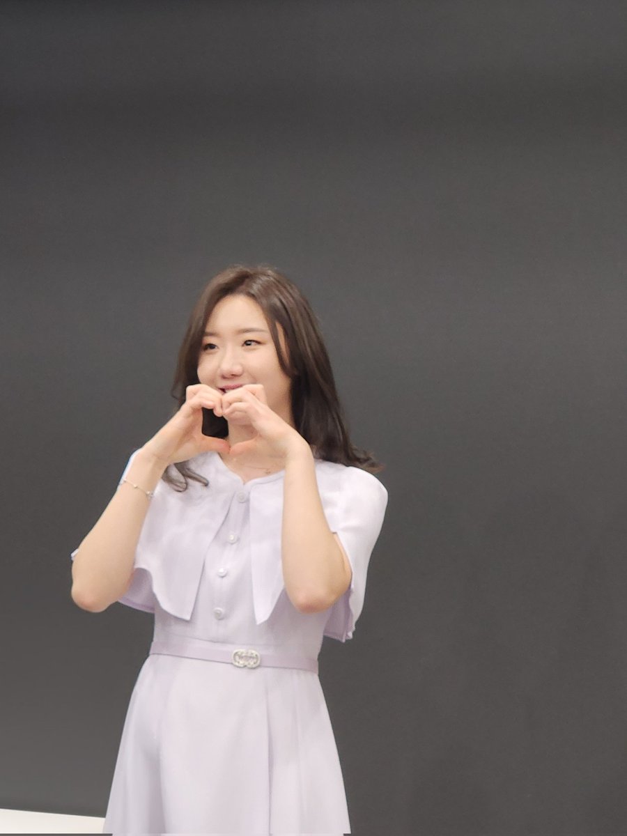 #아름답게피어날김예림사랑해 #NearBloom 🪻

같이 직캠도 보고 나무위키도 보고
밸런스게임도 하고 Q&amp;A 까지🙌🏻
경재석 선수와 함께하니 재미가 2배😎

덕분에 선수생활 비하인드
은퇴시기 생각
요즘 지내는 이야기 등 ··· 

직접 들을 수 있어 뜻깊은 시간이었어요
마지막 편지 읽을 땐 진짜로 울컥💦