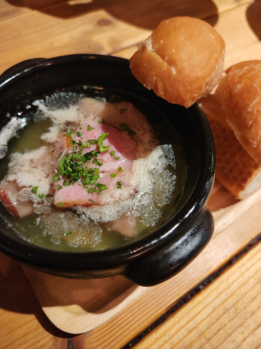 hmnyan2's tweet photo. 何気にやっと初めてバサノバに行けたのが嬉しくて。グリーンカレーそば美味しかった。ひさしぶりのえるえふるとおむかいも行けて大満足。ひさしぶりの友たちよ、ありがとう！ https://t.co/VpK8GPiRaS