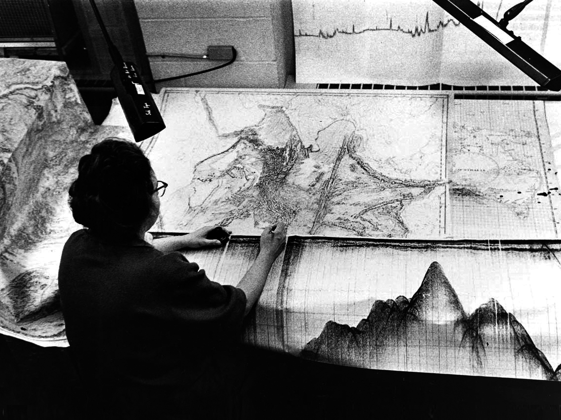 Happy #WorldOceansDay! <a href="/LamontEarth/">LDEO</a> scientists have been exploring the oceans' secrets for decades, revolutionizing our understanding of global ocean. Learn about history-making contributions by pioneers like #MarieTharp, Walter Pitman, Wally Broecker: ldeo.columbia.edu/news-events/br…