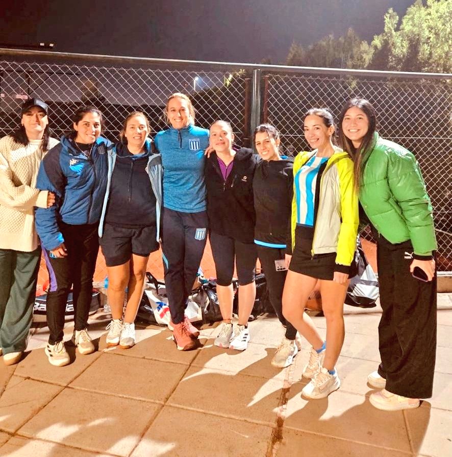 Aplausos para las chicas!👏🏽👏🏽
🏆Copa Amistad 
➡️Cat. +25 B2
🪧 Cuartos de Final
❌  2/1 vs. Regatas de Avellaneda 
Nuestras jugadoras de la escuela de adultos en su primer torneo nos llenaron de orgullo clasificando a las instancias finales!
Gran torneo para seguir creciendo