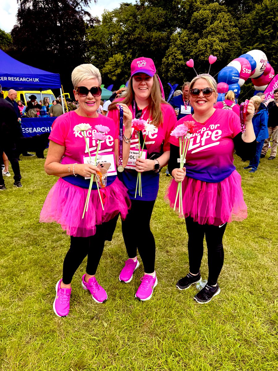 garysgirl1465's tweet image. My fourth #raceforlife
My two passions …gigs with @GaryBarlow @takethat and fundraising 

I would love a follow from you if you could just press that button 🩷🎵

#getgarytosues60th
#CelebrareOnTheTour

@Mrsr237 @Lara_Smith00