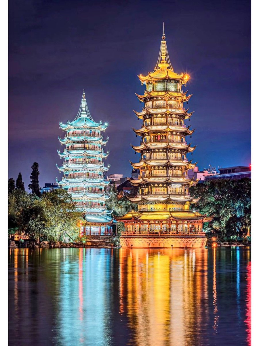 Descubre_China's tweet photo. Pagodas Gemelas del Sol y la Luna en Guilin 😍👏🏻🇨🇳

Aunque fueron construidas originariamente en tiempo de la Dinastia Tang (618-907), ambas pagodas fueron remodeladas en el año 2001. 

#China #Asia #Guillin #Sol #Luna #Pagoda https://t.co/EzpRiFjc0k
