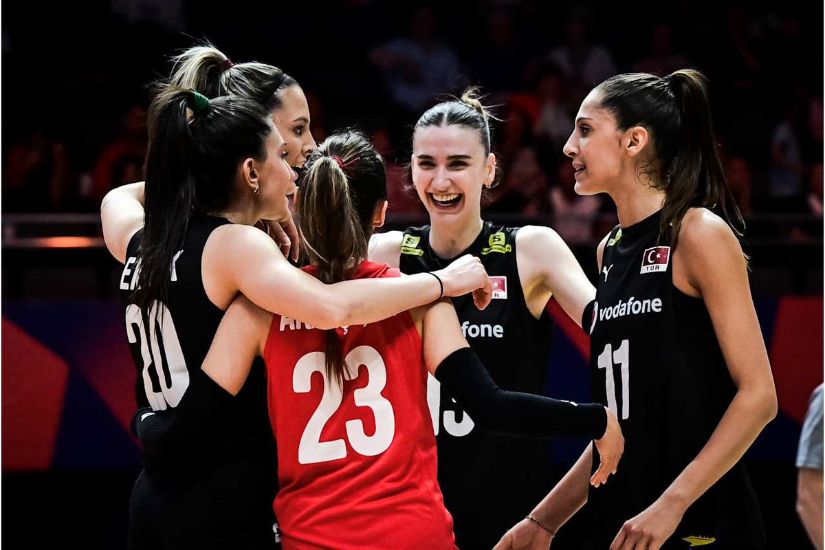 Temmzvolley's tweet photo. 🔥🇹🇷 Daha genç bir takımla katıldığımız ilk haftayı 4/4 ile kapatıyoruz 

🇫🇷Fransa 1-3 ✅
🇹🇭Tayland 0-3 ✅
🇵🇱Polonya 2-3  ✅
🇨🇳Çin 2-3✅

Harika bir hafta oldu tebrikler kızlar👏🧿

#FileninSultanları #VNL2025 https://t.co/LcVKTyYvS2