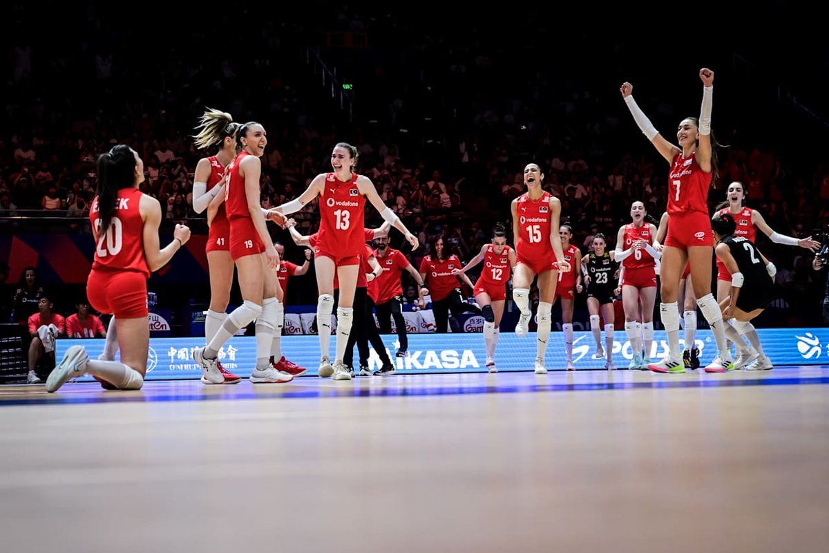 Temmzvolley's tweet photo. 🔥🇹🇷 Daha genç bir takımla katıldığımız ilk haftayı 4/4 ile kapatıyoruz 

🇫🇷Fransa 1-3 ✅
🇹🇭Tayland 0-3 ✅
🇵🇱Polonya 2-3  ✅
🇨🇳Çin 2-3✅

Harika bir hafta oldu tebrikler kızlar👏🧿

#FileninSultanları #VNL2025 https://t.co/LcVKTyYvS2