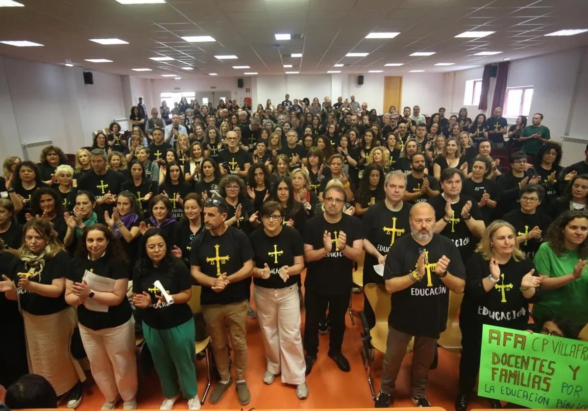 Concentración de directores y directoras de centros de educación pública que han presentado su dimisión en el IES la Ería esta mañana 👏👏👏👏