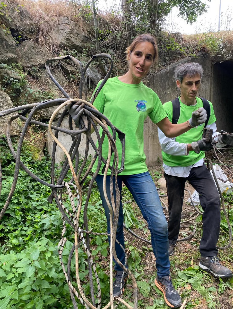 8 de juny de 2025
165 kg de brossa recollida
9 voluntaris
90 minuts

Hem recollits de tot 😅  retrovisor, matrícula de cotxe, màquina de tallar embotit, planxa per coure la carn, molts tubs, ventilador, parts electòniques.,centenars de guants  (provinent de la betzinera 😡), …