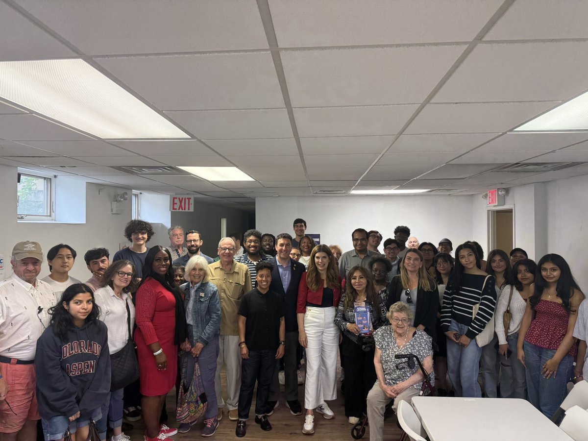 EricDinowitz's tweet image. Thanks to Borough Pres. Vanessa L. Gibson, Councilmembers Crystal Hudson and Julie Menin, Assemblymember Jeff Dinowitz, and Civil Court judicial candidate Shekera Anessa Algarin for joining our Day of Action yesterday! We knocked on over 700 doors in every corner of the district.