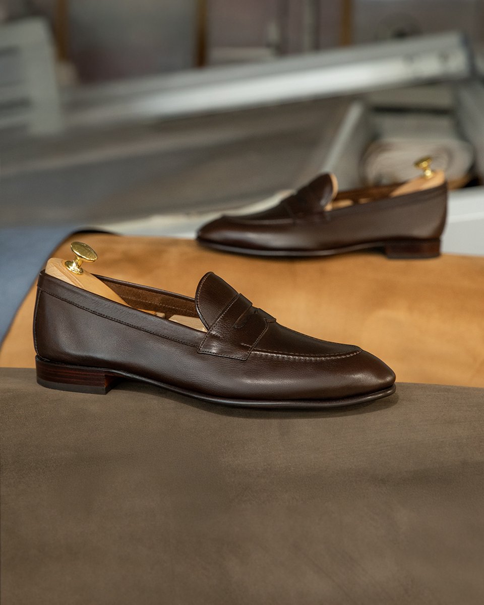 carminashoemake's tweet photo. Unlined structure, solid character. Our brown penny loafers offer comfort, grip, and timeless appeal in equal measure.
#CarminaShoemaker #PennyLoafers #MensStyleDaily #RefinedFootwear #ModernClassics #LoaferSeason https://t.co/niQbmGd3kr https://t.co/OF6sFirpSU