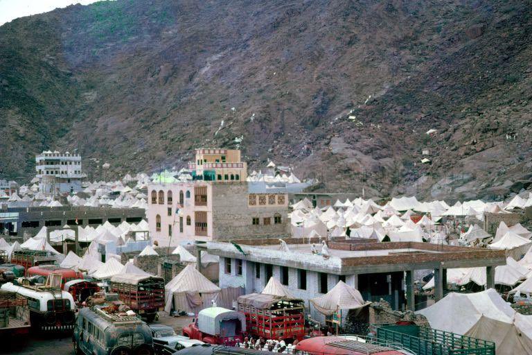Aziz_ghunaim7's tweet image. صور لمشعر منى
تظهر احدى الجمرات كما يظهر مبنى وزارة الاعلام بإحدى الصور
التقطت الصورة بعام ١٩٦٣م (يوافق موسم حج ١٣٨٢هـ ) خلال زيارة الرئيس السنغافوري يوسف بن إسحاق وحرمه للحج
المصدر : الارشيف الوطني السنغافوري
#يسر_وطمأنينة
#حج_1446هـ
