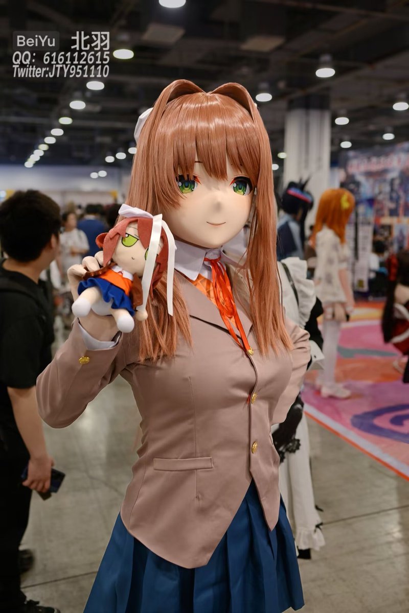 感谢一起逛展子的小伙伴，两天的变娃逛展特别开心，期待下次在漫展上的相聚！<a href="/lilmonix3/">Monika</a>
出镜:<a href="/JTY951110/">北羽式乖巧</a>
后勤:<a href="/LuNaTica1227/">Luna</a>
摄影:<a href="/jimomaomao1/">寂寞❤️猫猫🐱</a>
后期:<a href="/JTY951110/">北羽式乖巧</a>
#kigurumi #femalemask #Latex #DokiDokiLiteratureClub