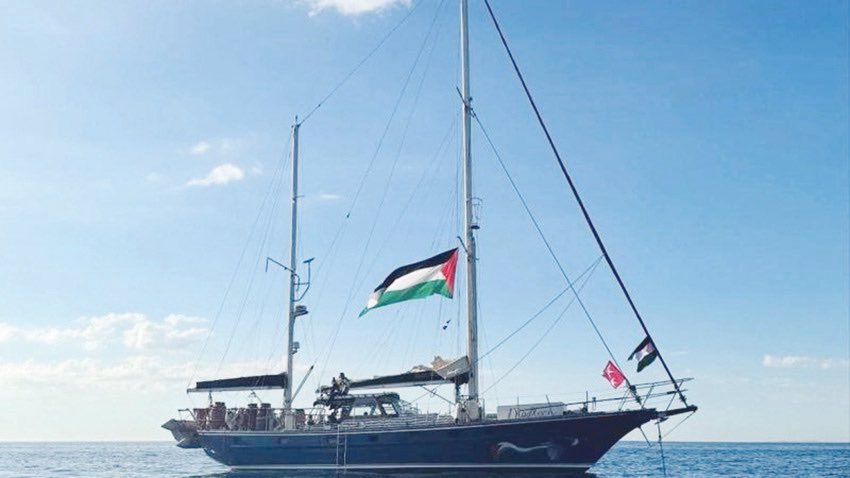 Özgürlük Gemisi, konum belirleme sistemleri ve ağlar üzerinde büyük bir karartma (parazit/karıştırma) ile karşı karşıya.

İşgalci güçler, Özgürlük Gemisi’ne doğru üç gemi gönderdi.

Kritik anlar yaşanıyor.