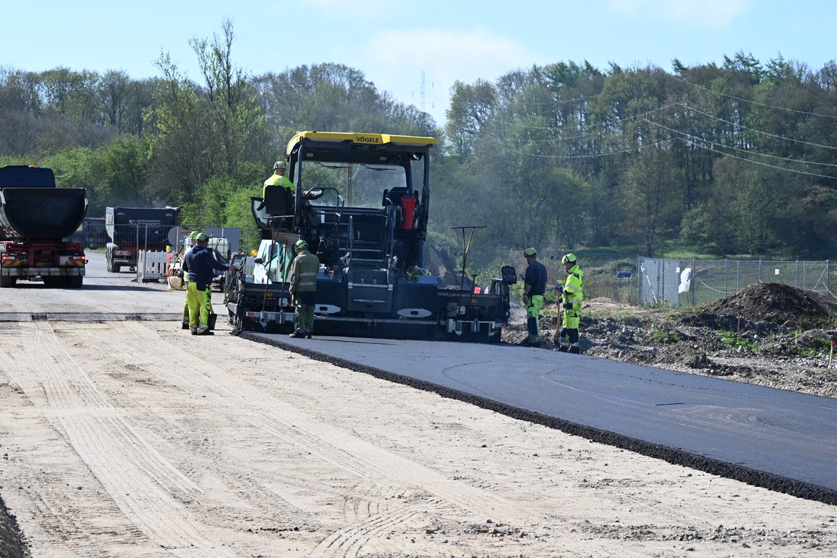 TorbenHansenRds's tweet photo. Tirsdag d. 10/6 kl. 15.30 genåbner Gl. Århusvej – det er en dag jeg har set frem til. Det bliver godt at se trafikken glide igen på hovedvejen ml. #Randers og Aarhus.
Halvandet år siden jordskredet ved Nordic Waste - mange har ydet en kæmpe indsats for, at vi igen kan 🚗og 🚲 https://t.co/8ZaKCkDhLR