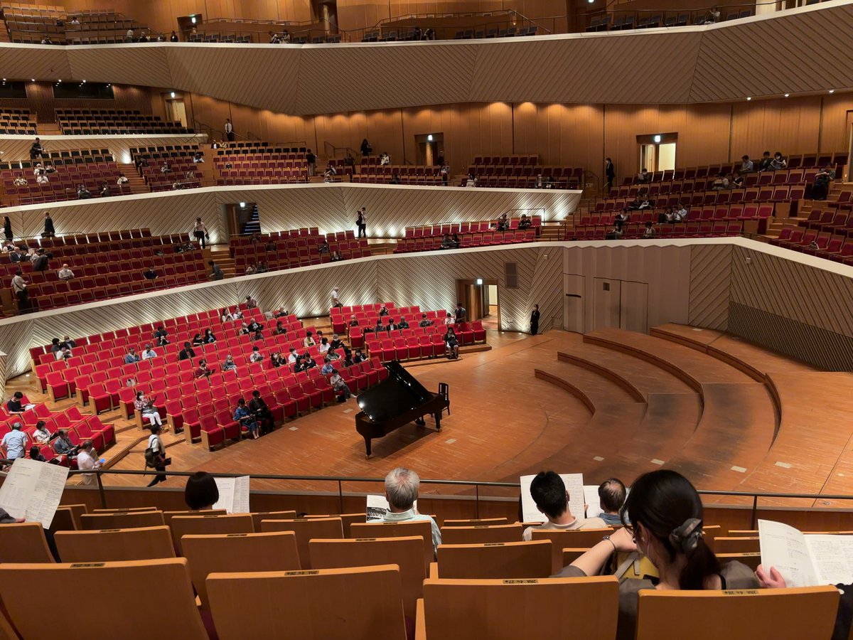 数少ない推しのプレトニョフ。
ピアノリサイタルはそんなに行かないから差が分かるわけではないんだけど、指の力すら感じさせない、でもしっかり聴こえる弱音はなんなのか。
こんなに良い意味での緊張感があるコンサートは久しぶりだったかも