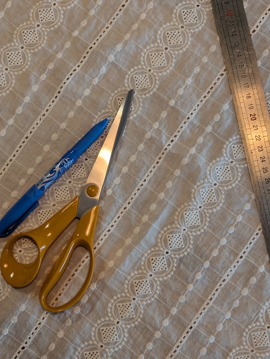 Nouveau jour nouveau projet (oui j'ai un rythme assez intense en ce moment 😅)

Je teste ce tuto gratuit de DIY Daisy, un petit haut cache coeur volanté dans cette jolie broderie anglaise 🥰

Le lien du tuto ⤵️
diydaisy.com/blog/tutorial-…