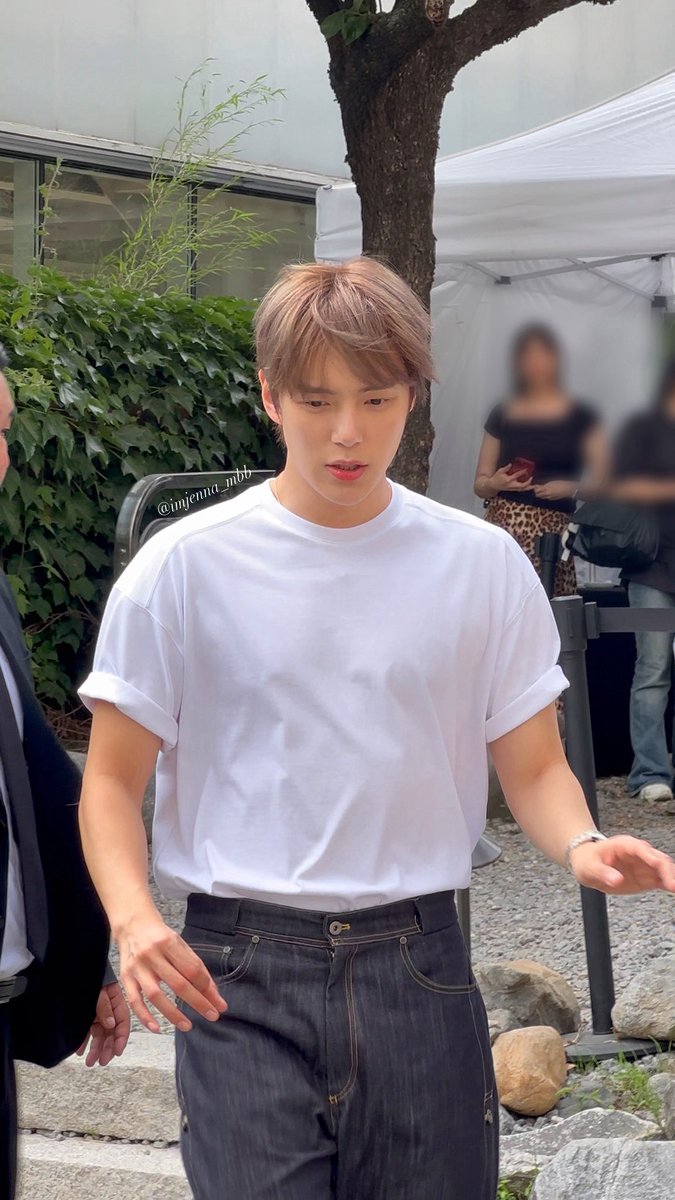 어깨가 왜그래요.... 강아지가 너무 남자야 
#민혁