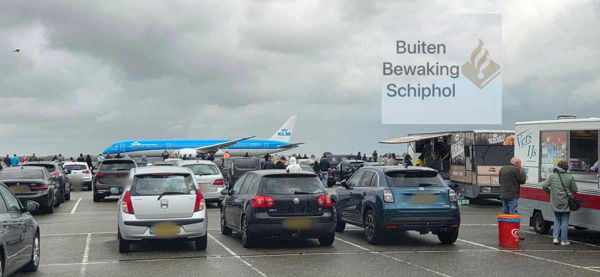 Tijdens onze vroege pinksterdienst zagen we dat het op de spotterplaats Polderbaan steeds drukker werd. Ondanks☔️🌬 zijn er veel mensen die willen genieten van de vliegtuigen die vertrekken vanaf <a href="/Schiphol/">Schiphol</a> Ook #EdKroket heeft het druk om de innerlijke mens warm te houden.