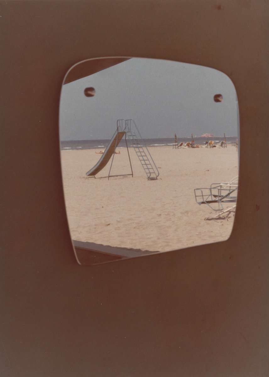 la fotografia è un enigma

Marina di Ravenna, 1972
Luigi Ghirri