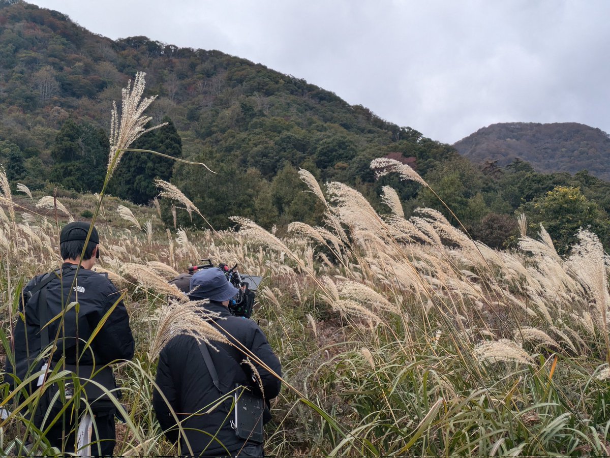 WOWOWドラマ『I,KILL』4話

牢の近くにある、ススキが印象的な山については、マキノ高原スキー場の第二ゲレンデ跡地でも撮影が行われました⛰️

秋も深まる肌寒い日の撮影でしたが、十兵衛(#山本耕史)が脱ぎ、体を拭くシーンもここで…😳🥶

#I_KILL