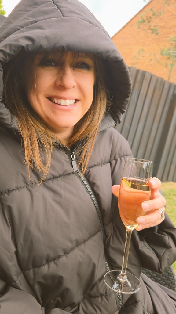 Despite Sharon's thick coat, she's still chilly! 😁

Bloody British summer! 🥂