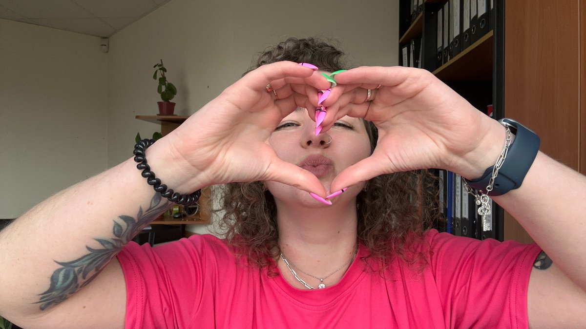 curlysueof's tweet photo. The daisies on the windowsill are a little wilted, and I still can't bring myself to throw them out. Let them stand for another day. Sometimes even the wilted ones are about tenderness.

#PsychologyBabe #ArtInSkin #SoftMuse #NudesWithSoul #PoeticBody #CozyNSFW https://t.co/l8gMrLqbU2