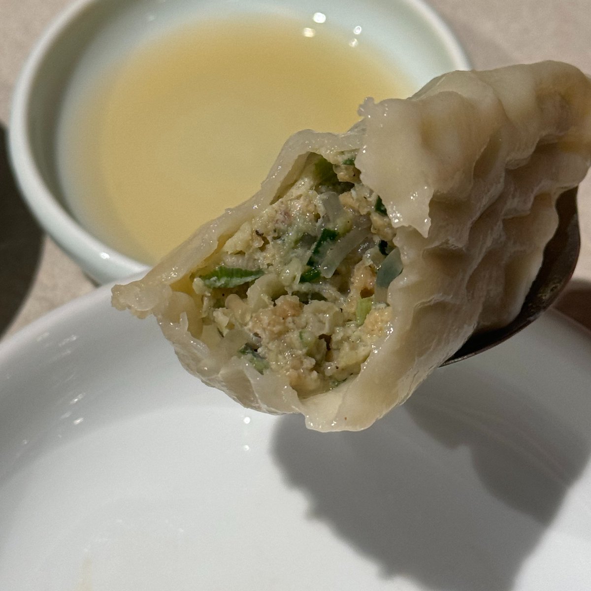 📍서령 본점 

평양냉면 서울 1티어라 불리는 모든 매장을 먹어봤고 오늘에서야 넘버원을 당당하게 알려드릴게요... 여기가 진.짜였음🥰

국물 정말 달짝지근 맛있고.. 메밀면 찰기가 끝내주며, 만두는 반접시 시켰는데 한접시 시킬것을 후회하며 ㅠ 미쳤어요 열분 꼭 가보세요