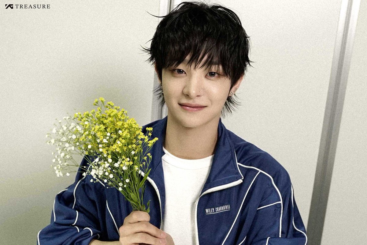 5 jam lagi dan aku percaya, Teume mampu menahan sekejap lagi, demi kabar bahagia tentang penampilan perdana kami membawakan Yellow dalam bahasa Jepang sembari kuulurkan kepadamu bunga-bunga elok.