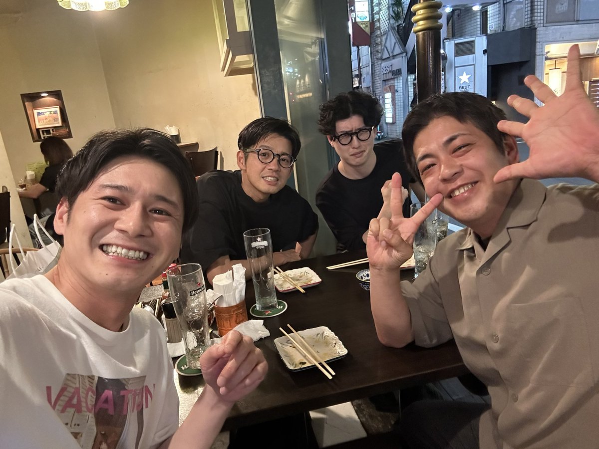 ツアー大阪ありがとうございました！たくさんのお客さんで本当に嬉しかったです！
ゲストで出て下さったテンダラーさん、ありがとうございましたm(__)m
もう硬くないかなって思ってたけど、まだまだ硬かったみたいです。笑
お二人の懐の深さ、優しさ、本当にカッコ良いです。
ありがとうございました！