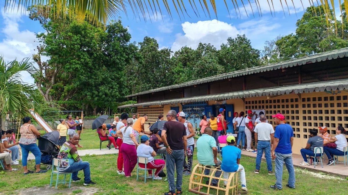 #Presidente || Presidente Maduro destaca la participación democrática en la asambleas de postulación

"¡En Venezuela quien manda es el pueblo! En #AsambleasDeBase, la  juventud, las abuelas, los abuelos, las vecinas y los vecinos postulan  con alegría a sus candidatas y