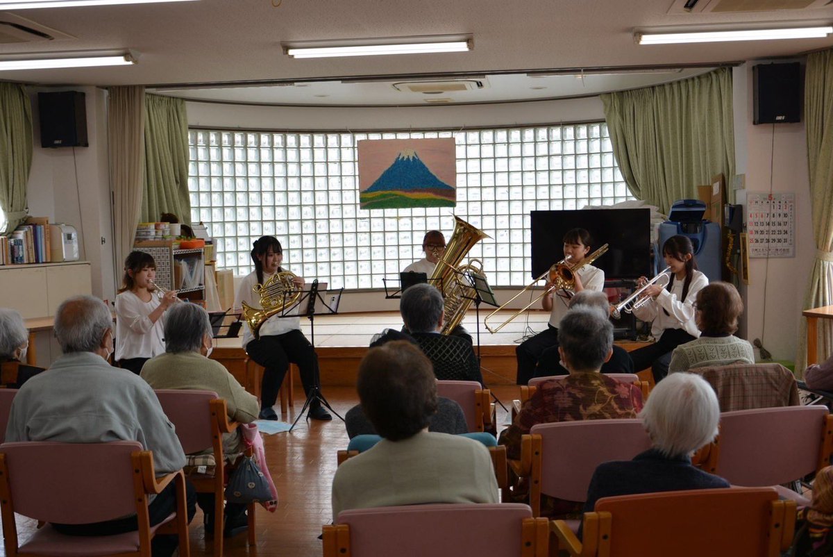 WING_5_1114's tweet photo. 先日栃木にてWING初の演奏会を行いました!!
MHK、老人ホーム、SHIRO’S GLILLさん
にて3公演の演奏をさせて頂きました。
沢山の方にお越し頂き応援や感謝の言葉を貰い音楽の楽しさを再度実感致しました
このような素敵な演奏の機会を誠に
ありがとうございました!!
演奏依頼：wing.brass.1114@gmail.com https://t.co/JKCzRBZpHO