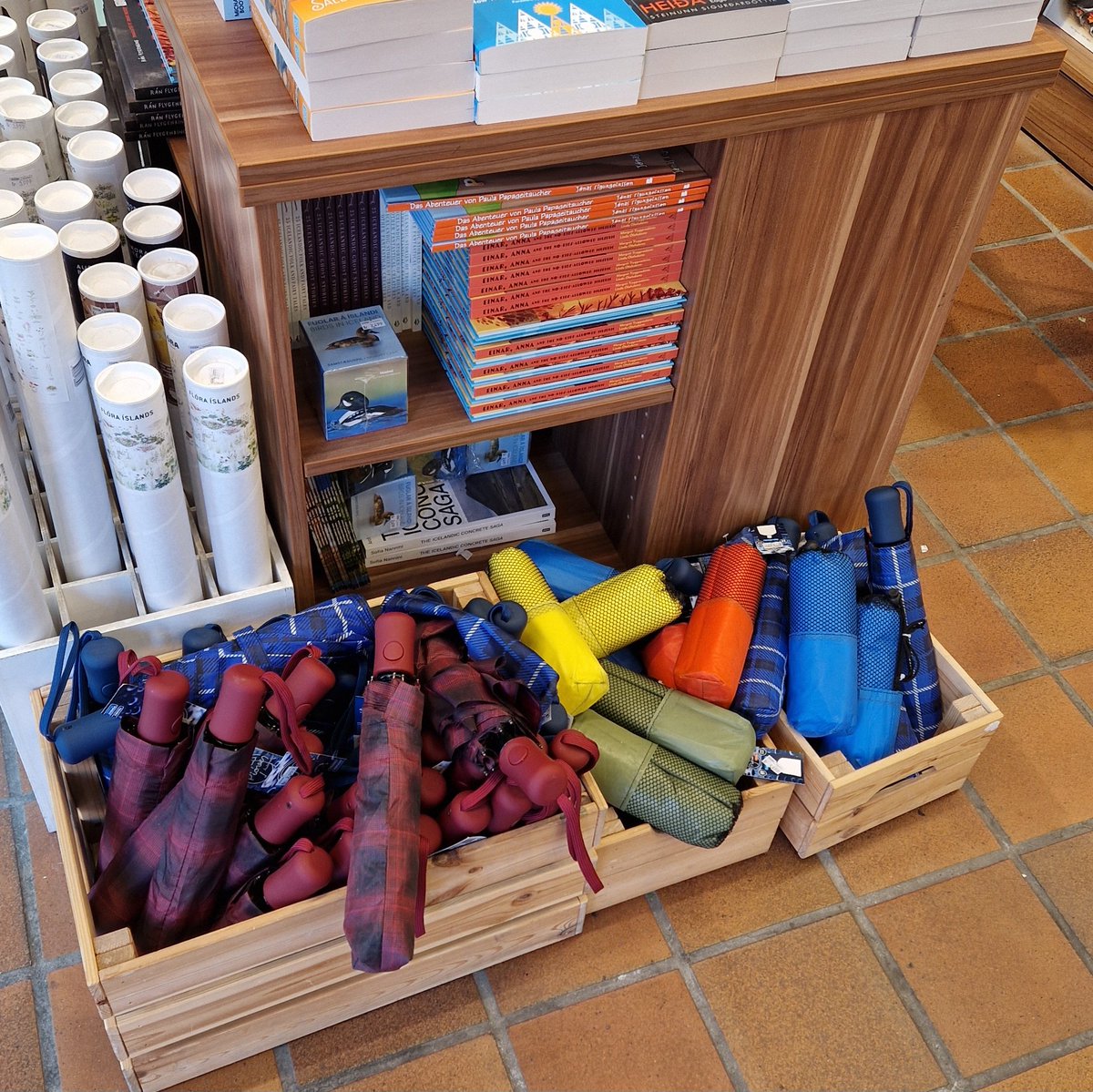 Hvort er óheiðarlegra gagnvart ferðamönnum að hafa kæla fulla af bjór í kjörbúð, án þess að taka fram að hann sé áfengislaus eða selja þeim regnhlíf án þess að taka það fram að það sé nánast aldrei hægt að nota hana á Íslandi?