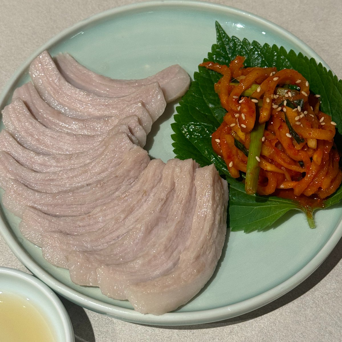 여러분 추가로 "항정 제육" 이것도 혹시 몰라 반 접시 시켰는데요.. 꼬오오옥 한 접시로 시키세요 아마 추가하실지도... 제가 한 평생 그리고 이후에 이런 항정 수육을 먹어 볼 수 있을까? 

오늘 거진 주방 마감 직전에 도착해서 주문을 더 못했는데, 조만간 다시 가서 모든 메뉴를 먹어볼 예정