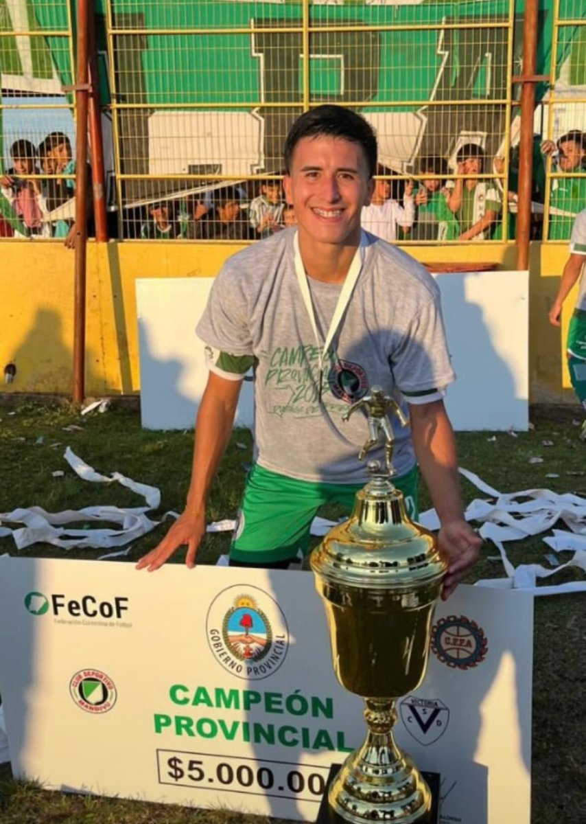 mxalvarezv's tweet photo. Pieza clave del equipo campeón. Nuestro lateral derecho. Sobre todo, de grandes actuaciones en partidos de visitante como aquella tarde en Santa Lucía que se corrió la vida. JUAN JOSÉ SOLIS y su primera estrella en Mandiyú 🇳🇬🏆 https://t.co/Adj6AdYroc